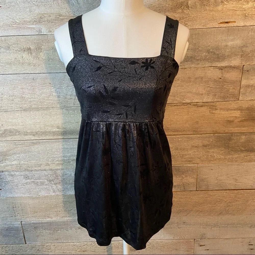 🇨🇦 Suzy Shier shimmery grey/silver tank top in size x-small
